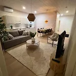 Willa Beautiful, Modern In A Quiet Area!