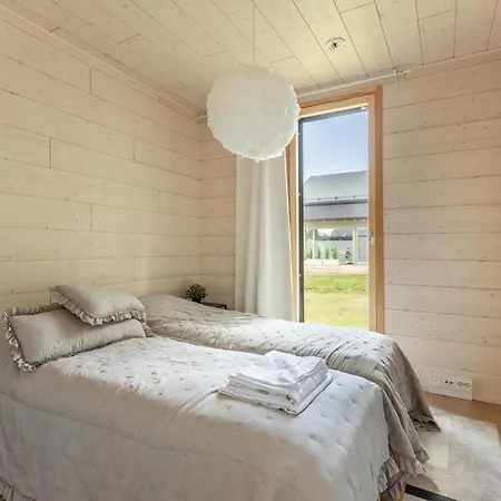 Beautiful, Modern In A Quiet Area! *